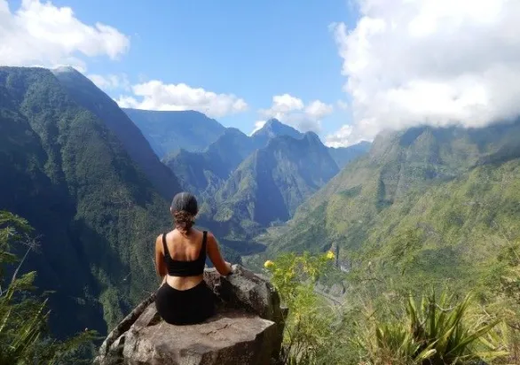 une jeune femme contemplant le cirque